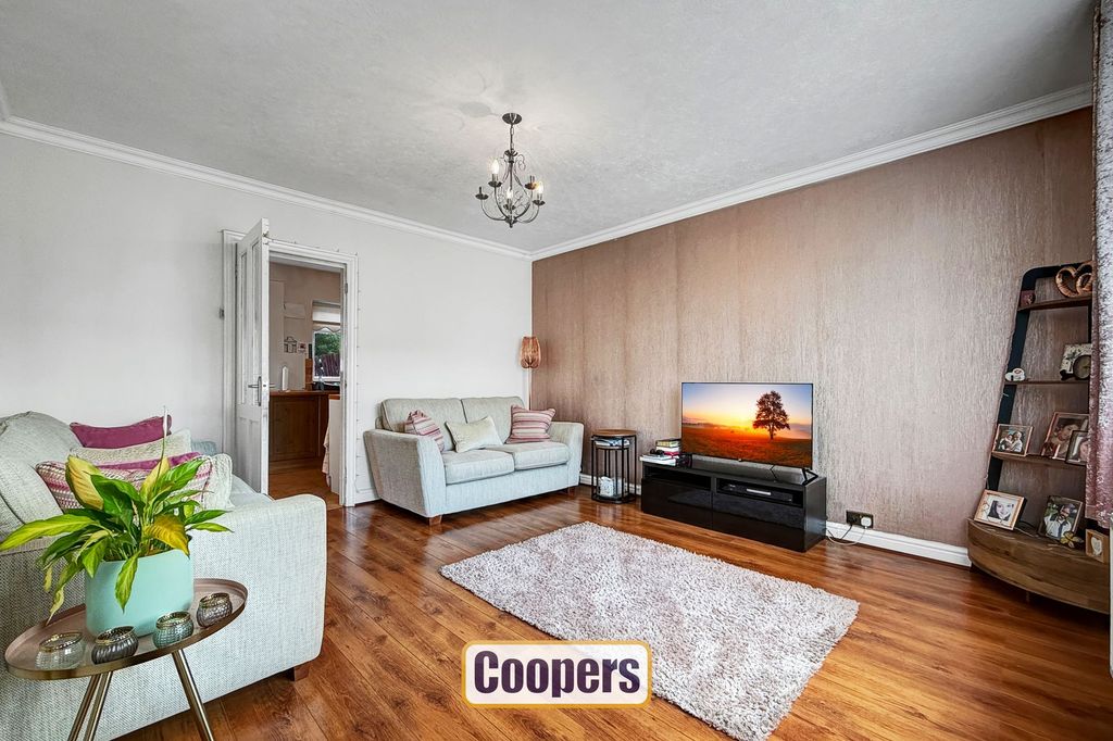 Property photo 3 of 11 Lounge