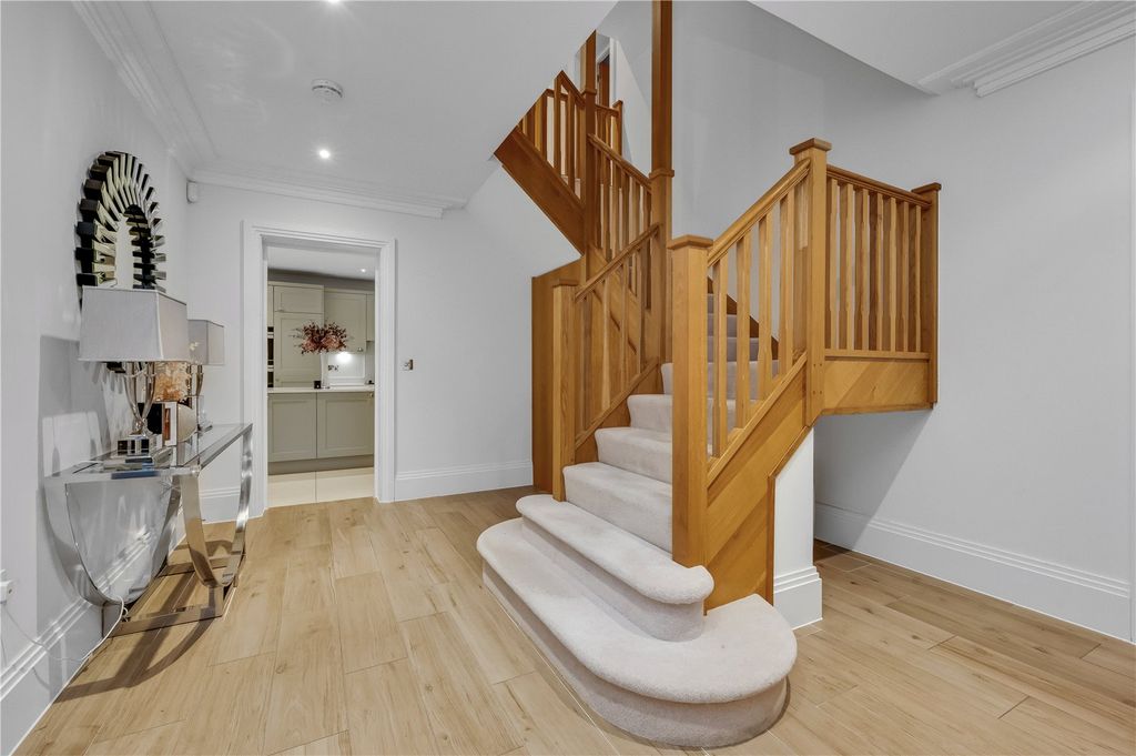 Property photo 2 of 12 Entrance Hall