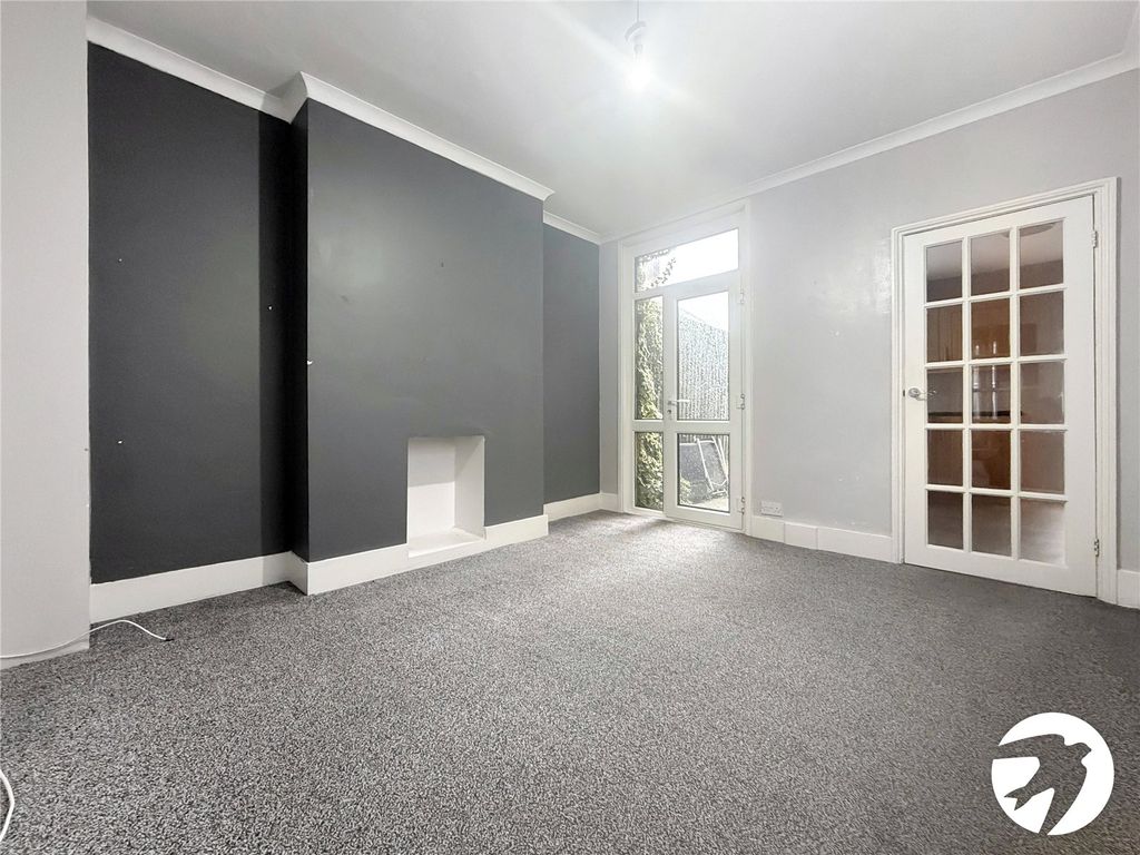 Property photo 3 of 10 Dining