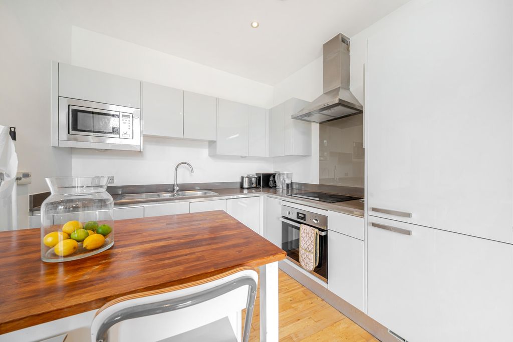 Property photo 3 of 19 Kitchen