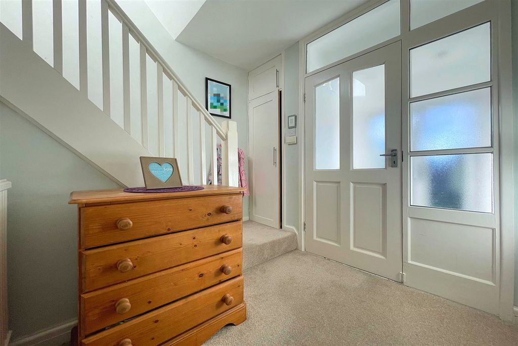 Property photo 2 of 25 Entrance Hall