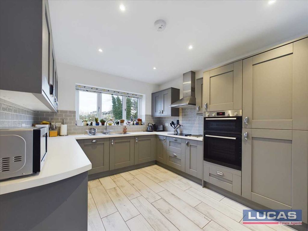 Property photo 2 of 31 Kitchen/Diner