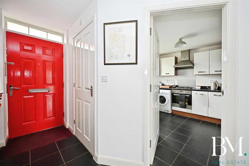 Property photo 2 of 18 Entrance Hall