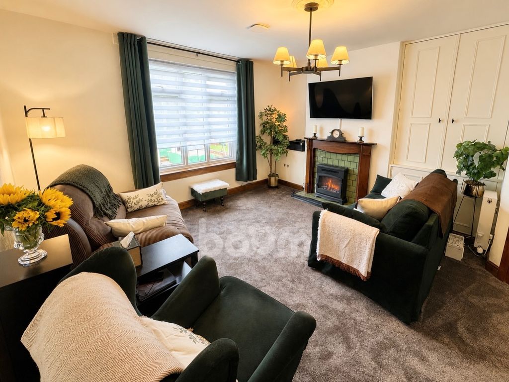 Property photo 3 of 21 Millbrix Avenue, Glasgow Lounge