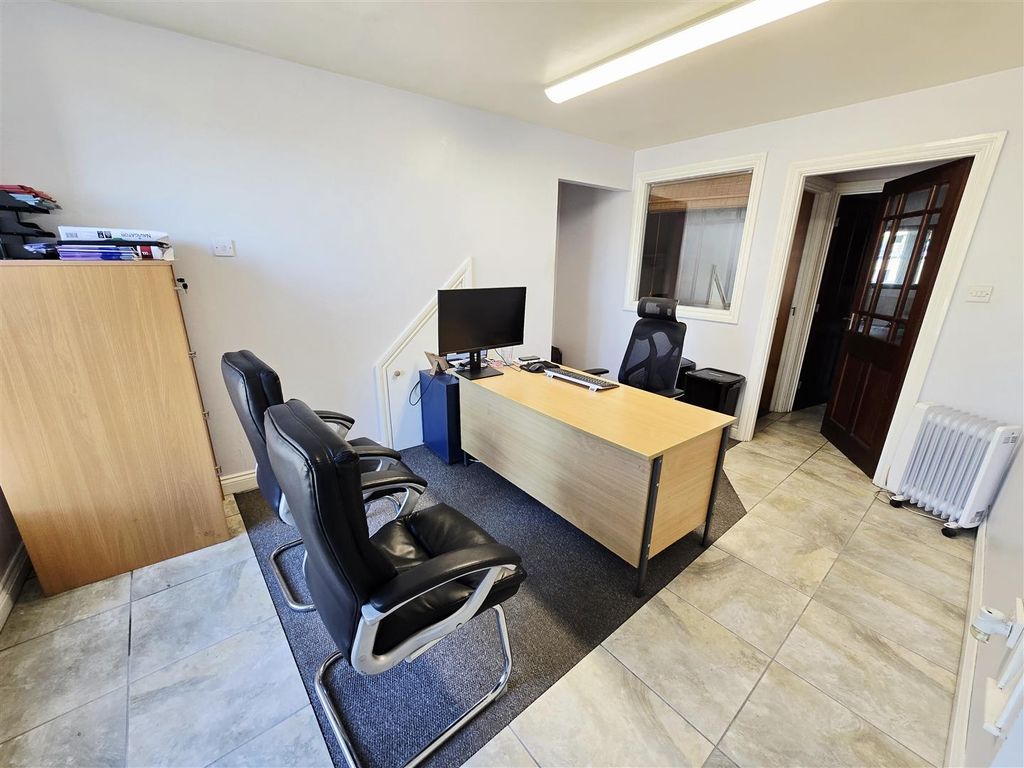 Property photo 2 of 9 Office