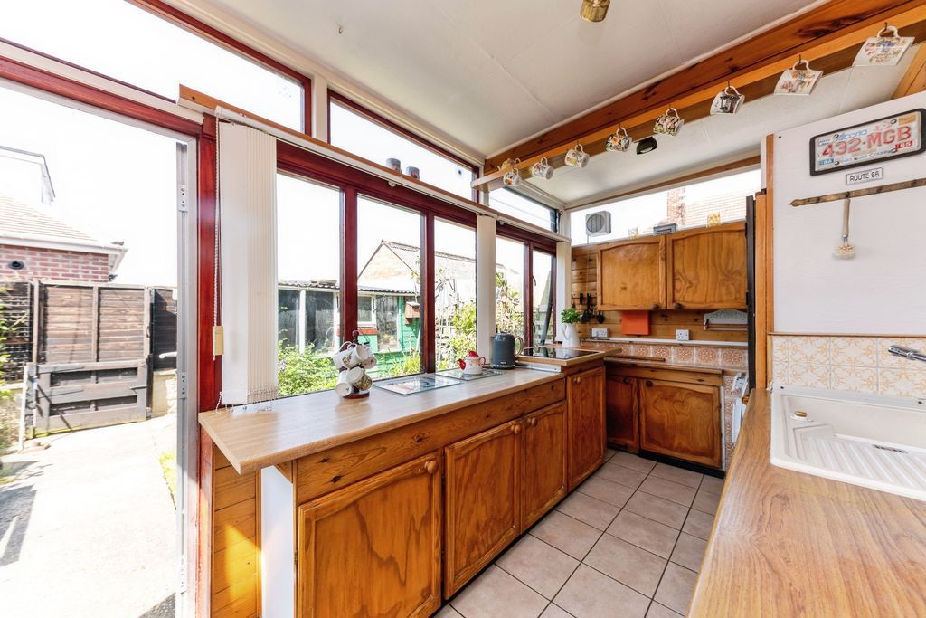 Property photo 3 of 20 Kitchen