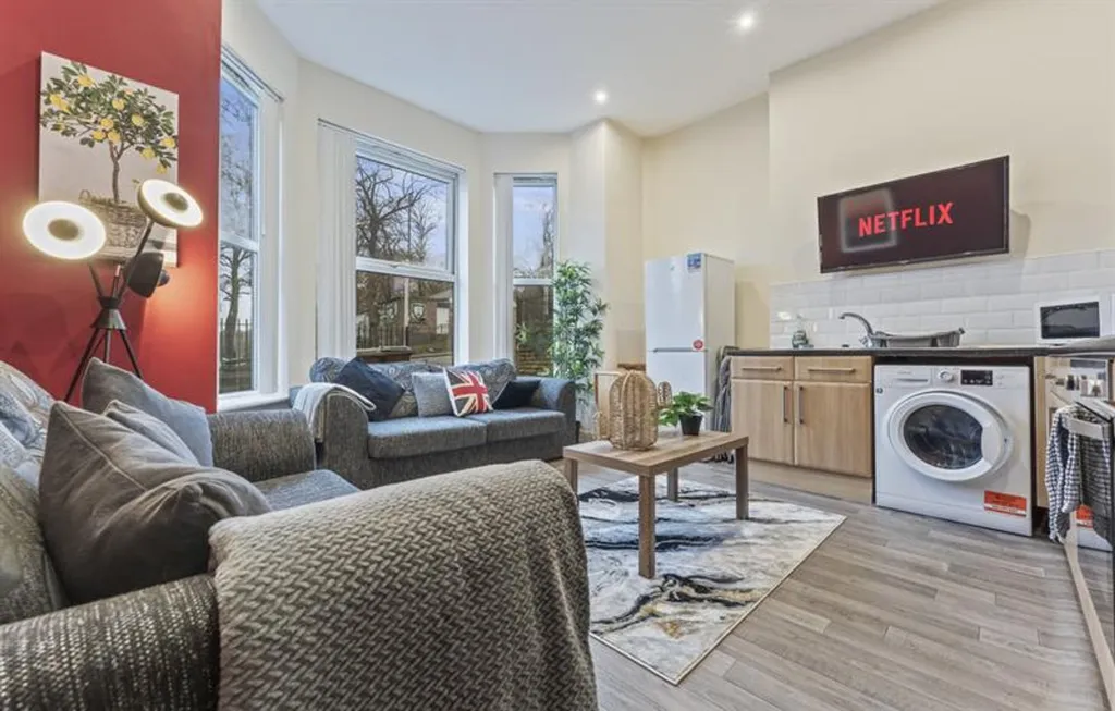 Apartment in Nottingham, Hyson Green - View 3