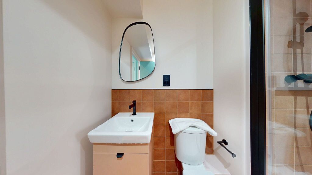 Property photo 3 of 10 Bathroom