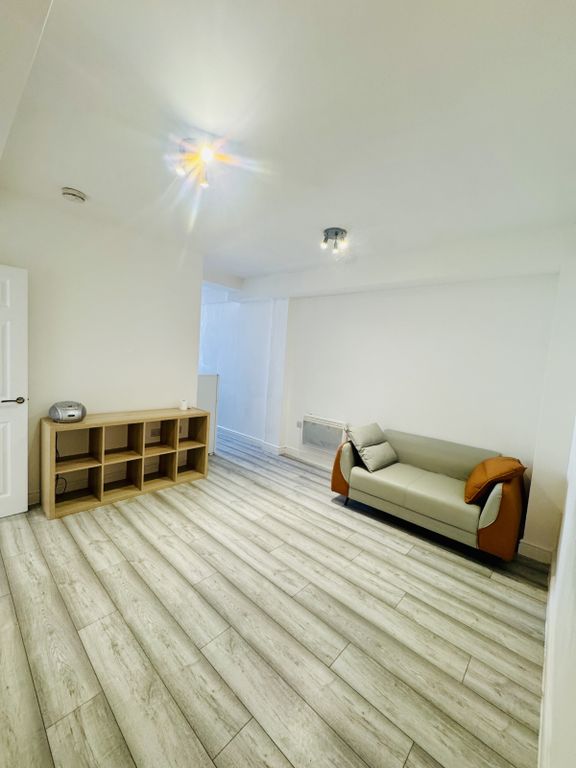 Property photo 1 of 5 1 Bed Flat To Rent Brigstock Road, Croydon Cr7