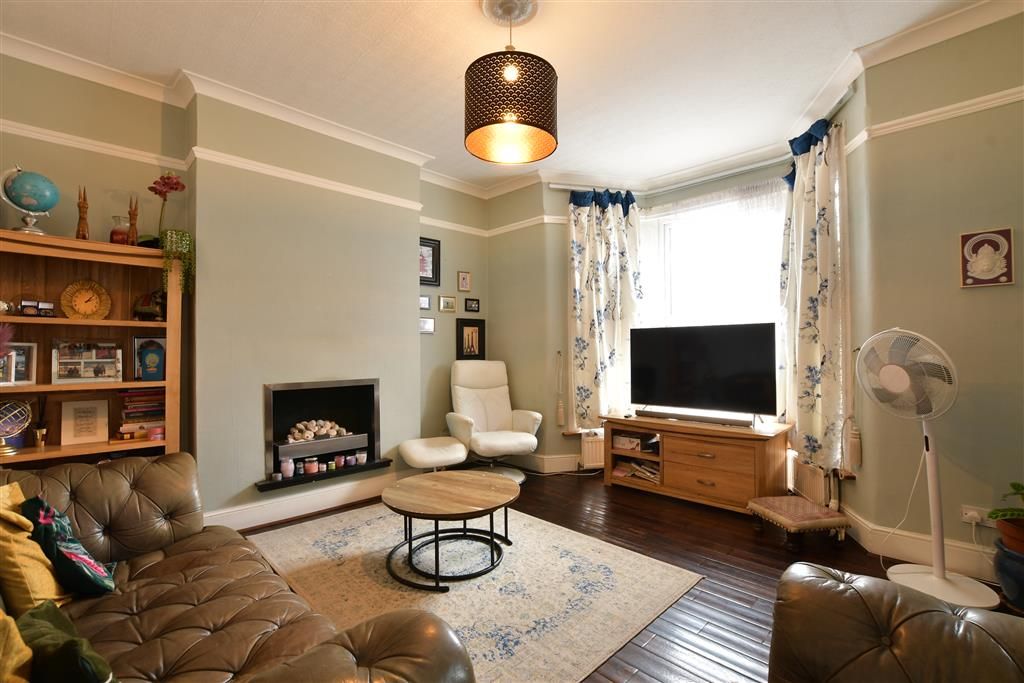 Property photo 3 of 11 Lounge