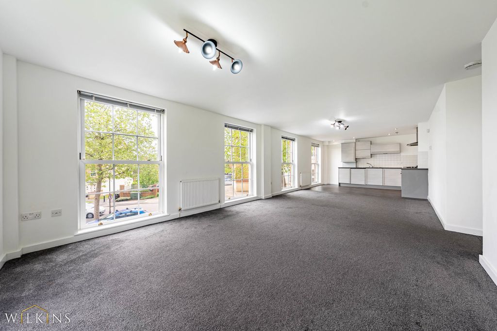 Property photo 3 of 16 Lounge