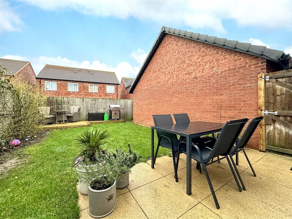 Property photo 3 of 20 Enclosed Rear Garden 035