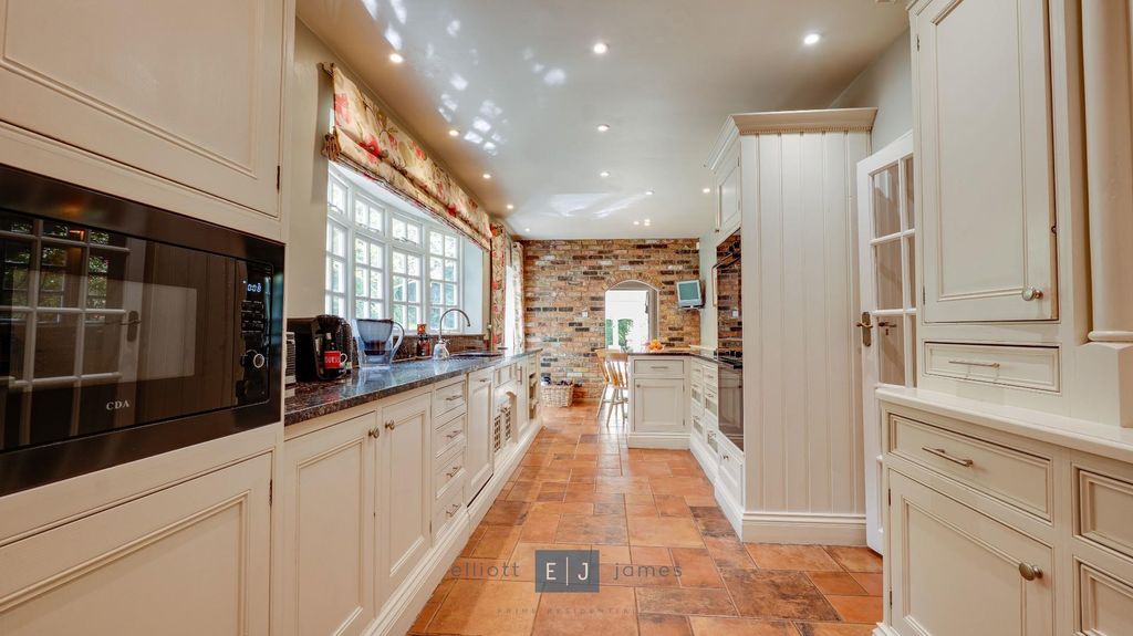 Property photo 2 of 53