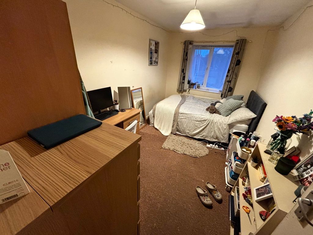 Property photo 3 of 8 Bright, Well-Appointed Bedroom With A Double Bed B...