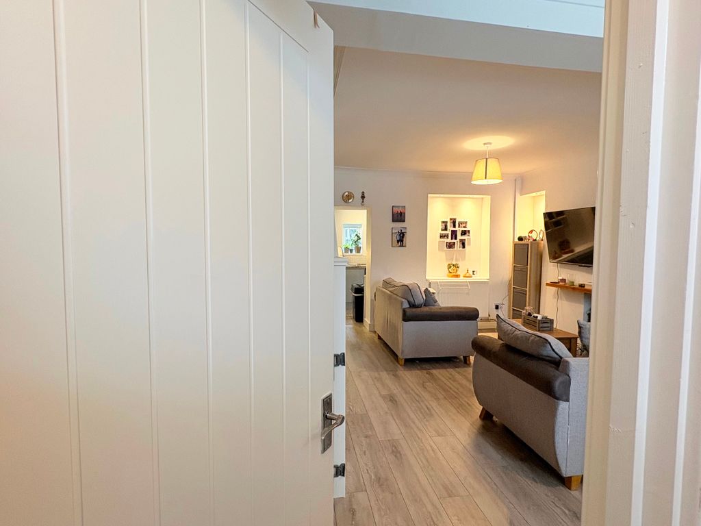 Property photo 2 of 25