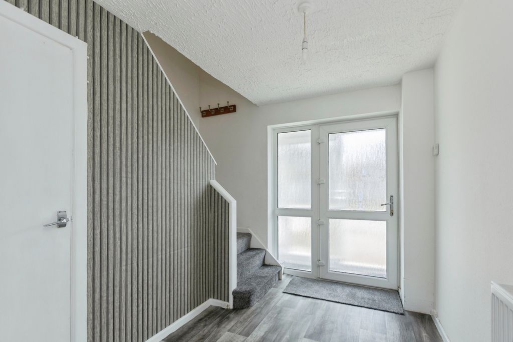 Property photo 3 of 16 Hallway Pt2