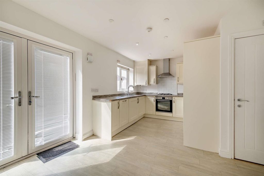 Property photo 3 of 14 8702492-Interior06-800.Jpg