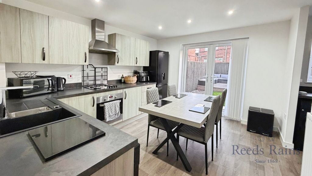 Property photo 3 of 17 Kitchen