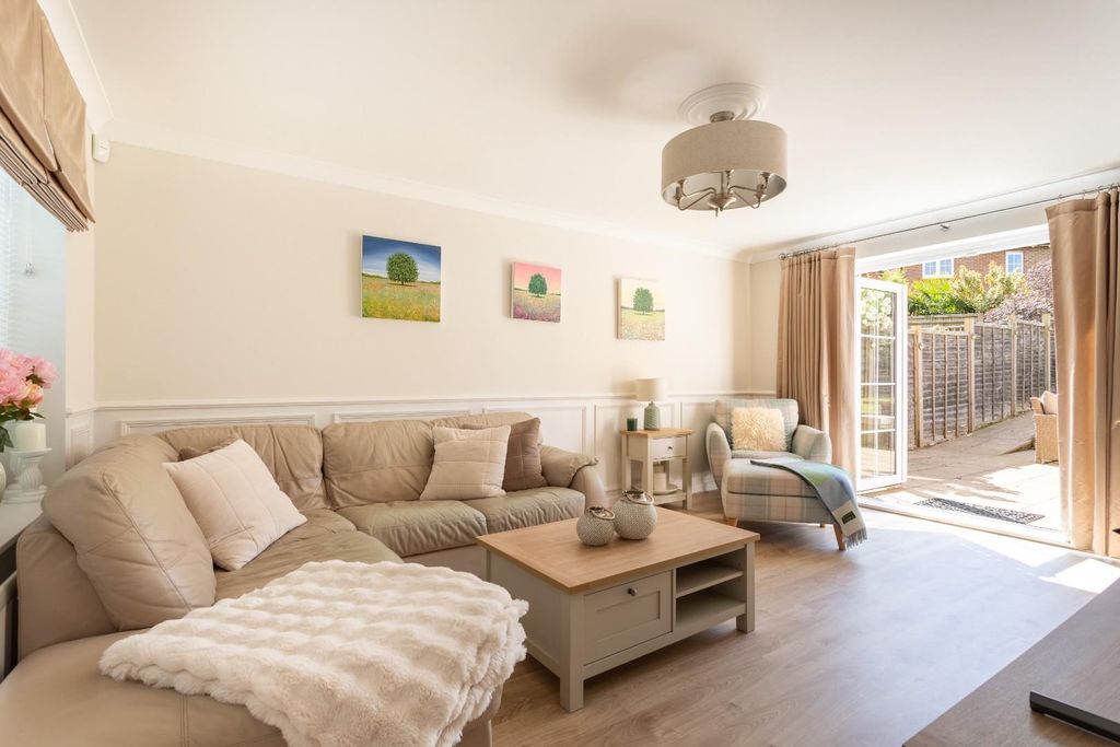 Property photo 2 of 21 Charlwood Drive-9.Jpg
