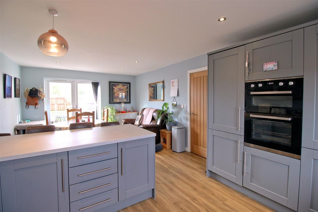 Property photo 3 of 18 Kitchen/Diner