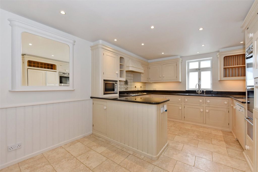 Property photo 3 of 11 Kitchen