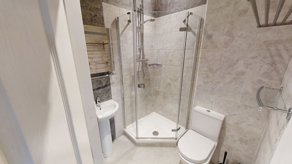 Property photo 3 of 7 R-15-Ensuite
