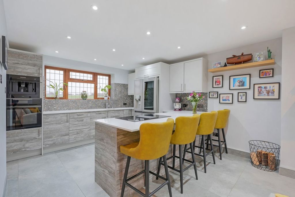 Property photo 2 of 39