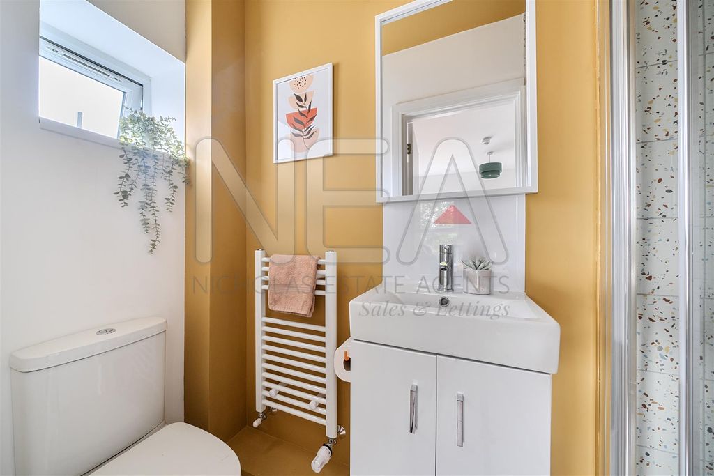 Property photo 3 of 12 Room Four En-Suite