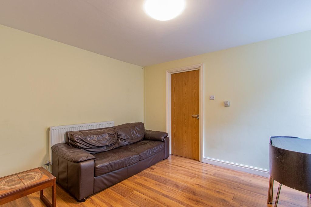 Property photo 3 of 8 Richmond Crescent 11, 2-5.Jpg