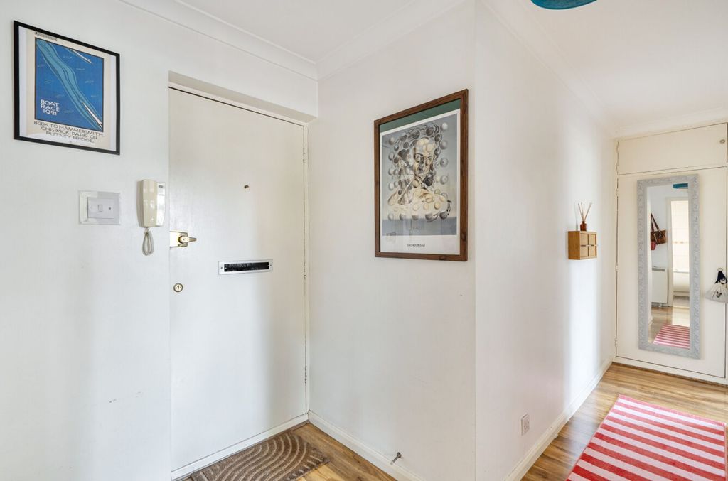Property photo 3 of 11 Hallway