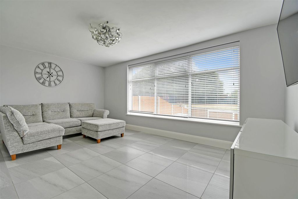 Property photo 2 of 21 Living Room