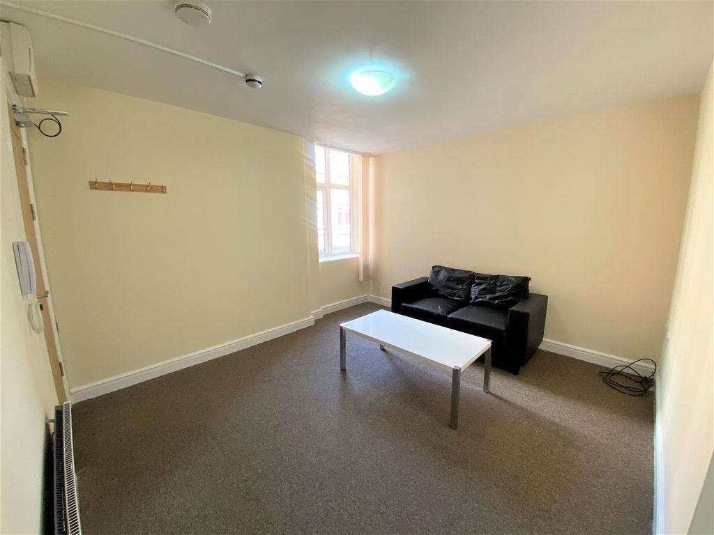 Property photo 3 of 8 Lounge