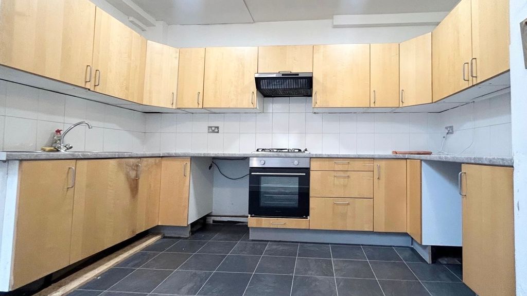 Property photo 3 of 9 Kitchen