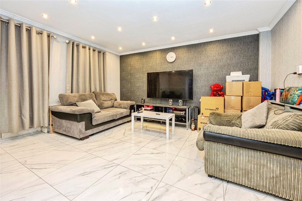 Property photo 3 of 19 Lounge