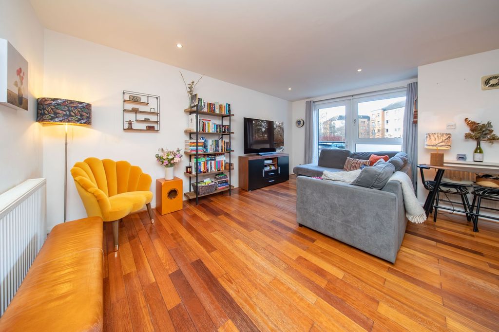 Property photo 2 of 17 Lounge