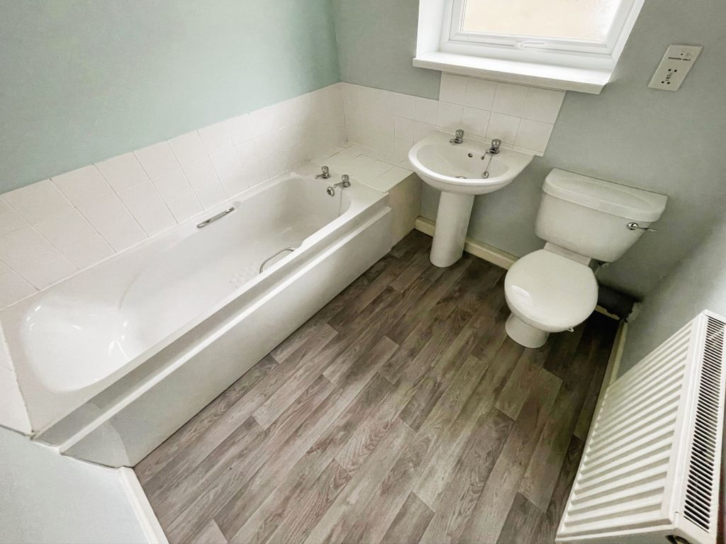 Additional image 4 of 4 bed property to rentHawthorn Glade, Abertillery NP13