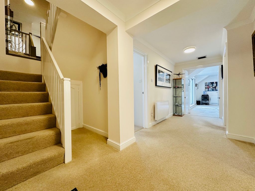 Property photo 3 of 19 Entrance Hall