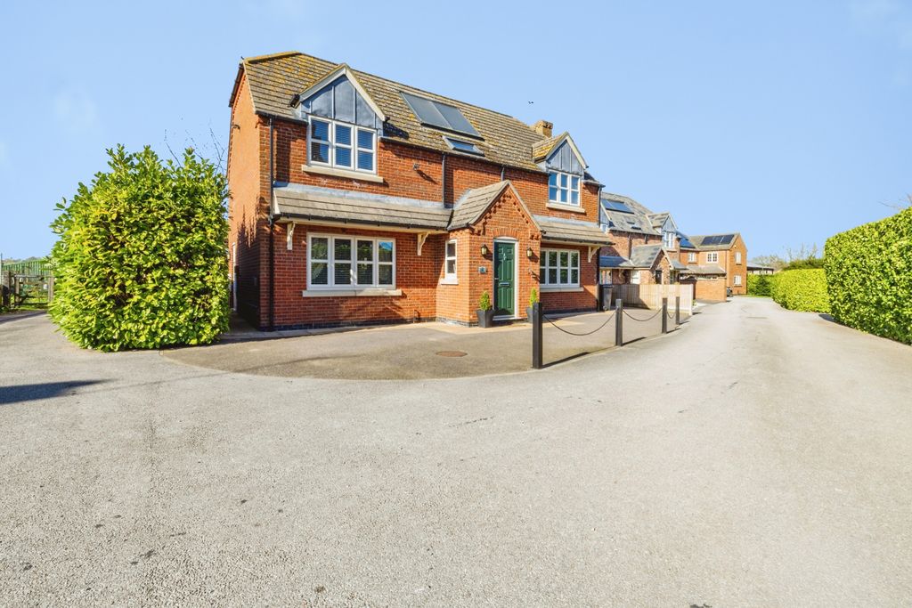 Property photo 1 of 24 2026-03-17-2Oldpitsclose032