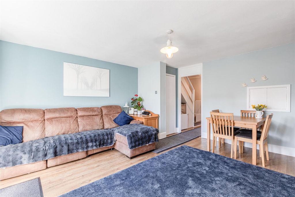 Property photo 2 of 15 4 Fairoaks Court Lane, Addlestone, Kt15 1Sp - 11.J