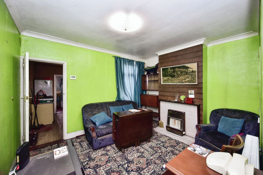 Property photo 3 of 15 Lounge