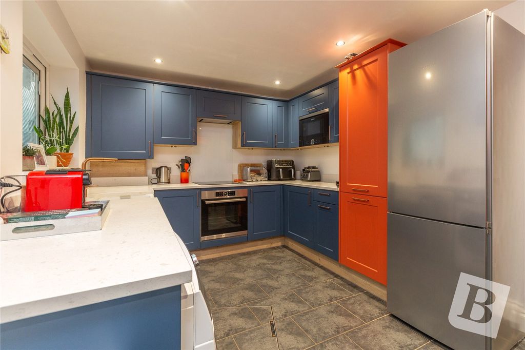 Property photo 3 of 17 Kitchen