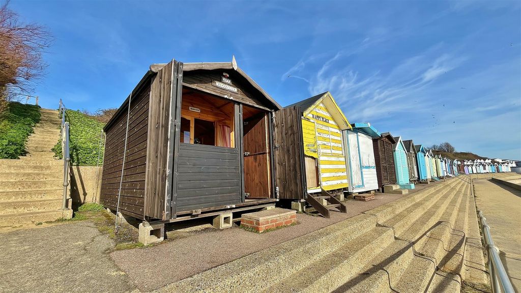 Property photo 1 of 13 Beach Hut