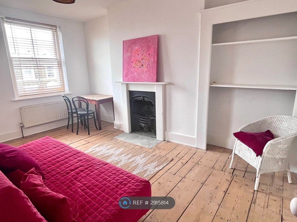 Property photo 1 of 7 Living Room/Kitchen