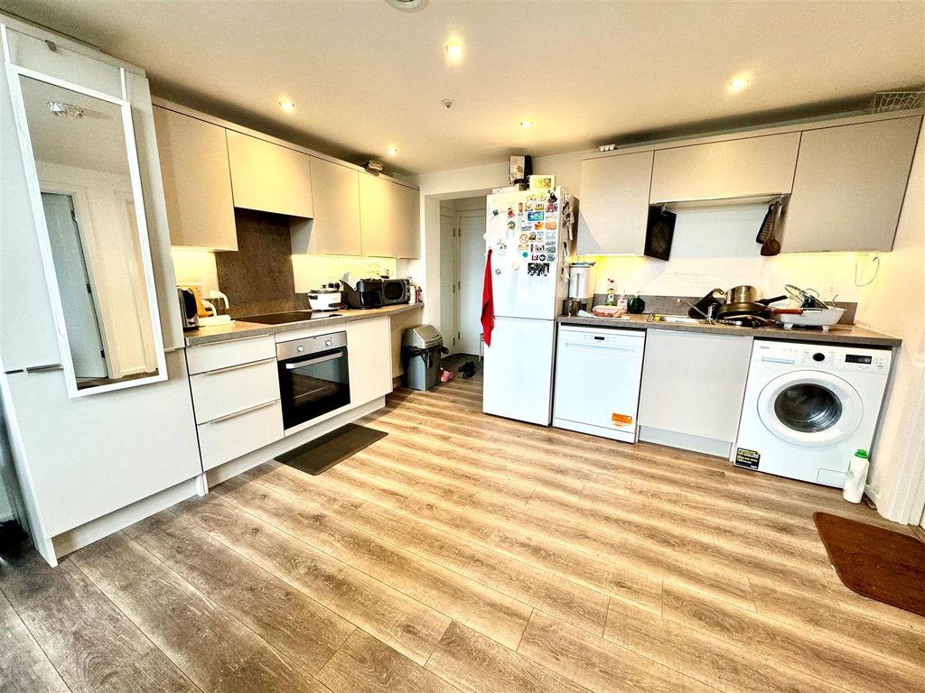 Property photo 3 of 11 Kitchen