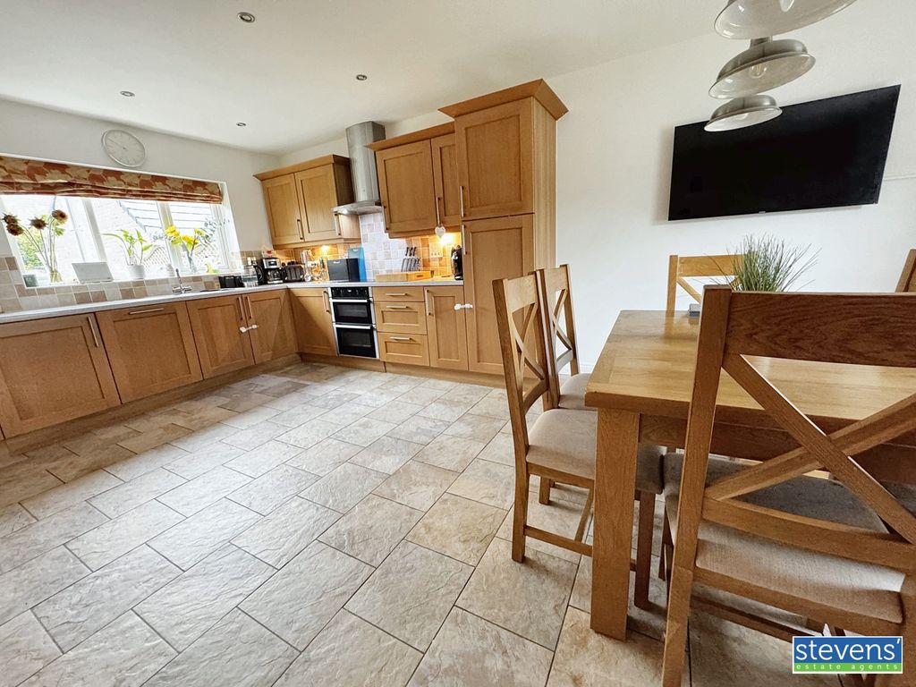 Property photo 3 of 19 Image00003