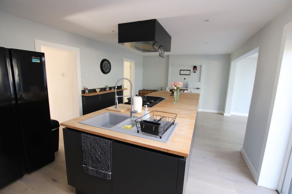 Property photo 3 of 19 Kitchen Dining Photo 2