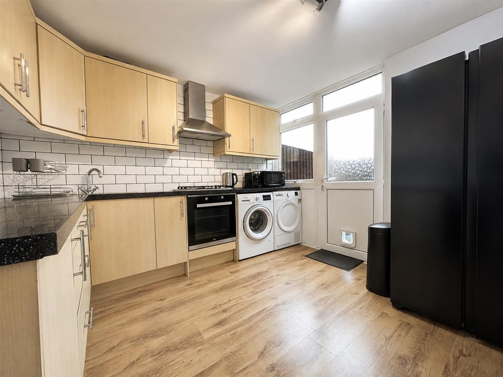 Property photo 3 of 8 Kitchen