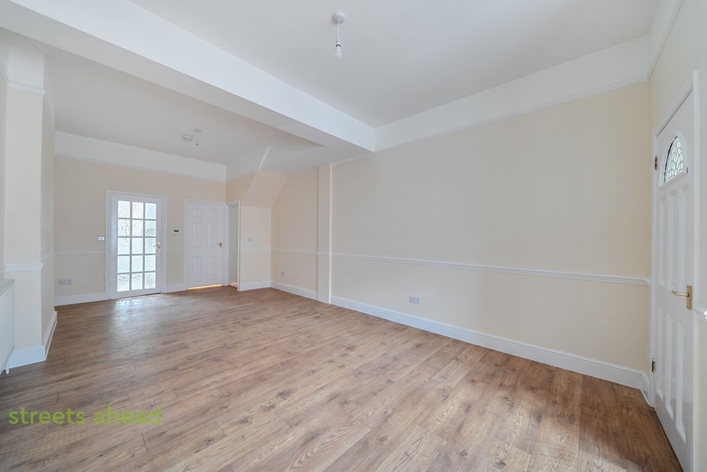 Property photo 3 of 15 186Cb562-1F83-427...