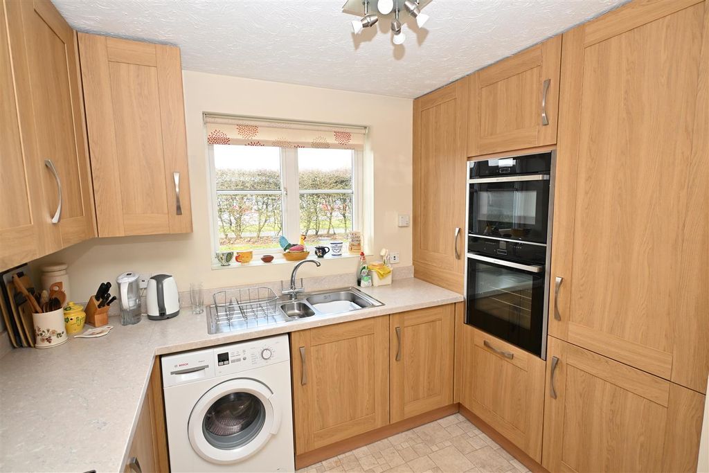 Property photo 2 of 11 Kitchen