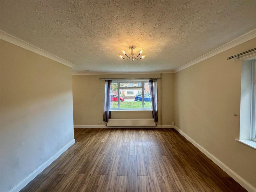 Property photo 3 of 19 Lounge